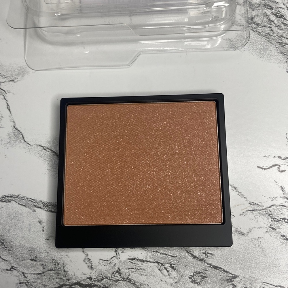 NWOB Laura Mercier blush: Fresco
Never used
No box
Sold in pan 
No compact